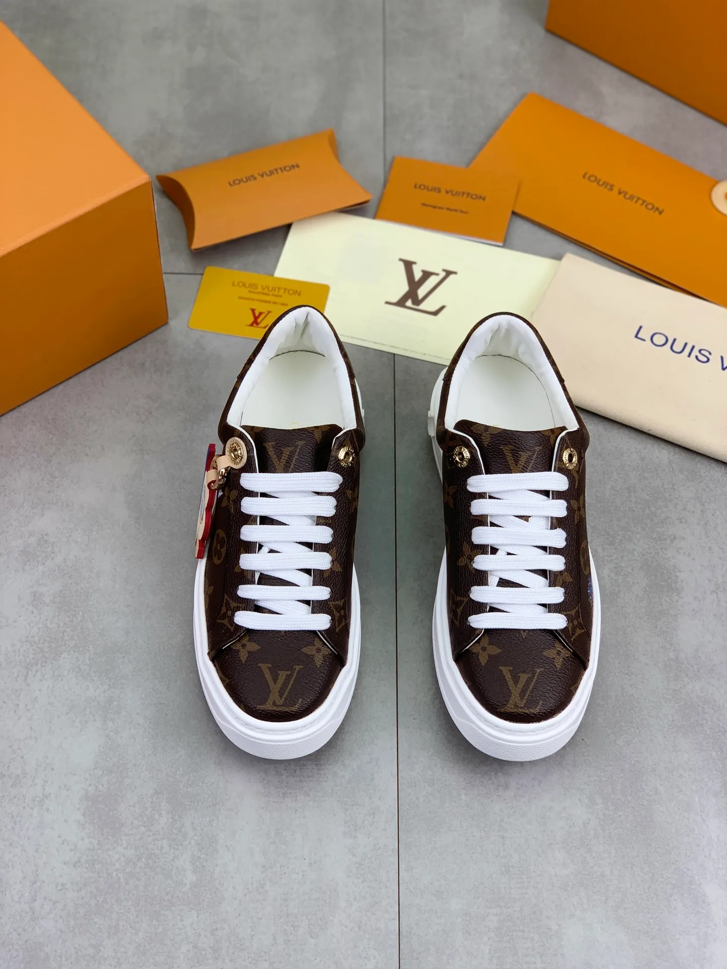 Factory price P700 💶 Top version [LOUIS VUITTON] Couple 🧑‍🤝‍🧑 Craftsman style Counter series (original order) New style 🍀LV Louis Vuitton - top version LV classic high-top trendy shoes! Made of imported original craft calfskin, original breathable lining, and original wear-resistant, lightweight, high-end TPU outsole! High quality products! 3️⃣ colors available, code numbers: female 35-39, male 39-44 (female 40, male 45 46 customized)
